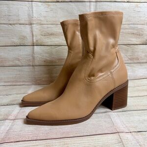 NWOT Dolce Vita Josiah Bootie tan 9.5. Tan. Nude